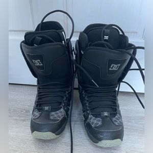 DC Women’s snowboarding boots & 2 snowboarding goggles